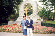 Австрия, Вена. Международный симпозиум по меловой системе. 2000 г. У памятника Иоганну Штраусу
